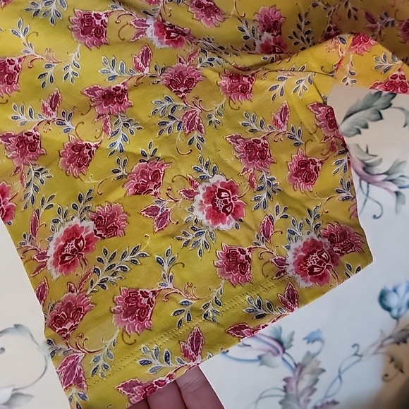 Loft NWT Plus Size Short Sleeved Shirt Yellow with Pink Flowers Size 24/26 - Picture 5 of 6